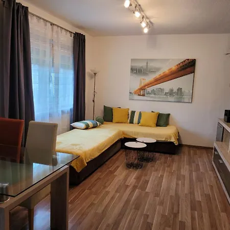Zentral Gelegene, Sehr Ruhige Und Helle Apartment *