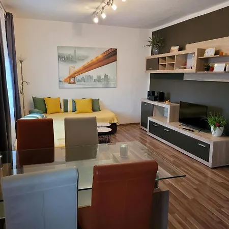 Zentral Gelegene, Sehr Ruhige Und Helle Apartment